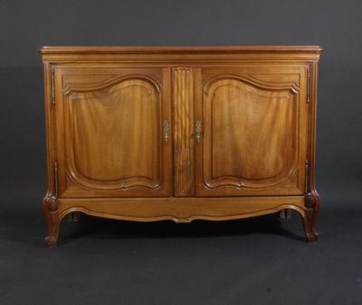 Buffet bas en acajou ouvrant par deux vantaux. - Photo 1