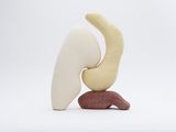 une sculpture représentant une banane posée sur un rocher