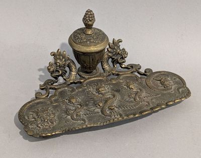 un objet métallique posé sur une table