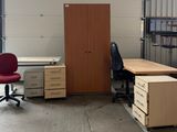 une image d'une pièce avec un bureau et une chaise