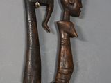 paire de figurines en bois représentant une femme et un homme