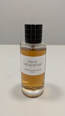 gros plan d'un flacon de parfum sur une table