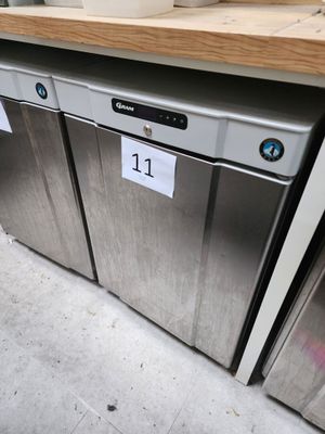 deux réfrigérateurs en acier inoxydable dans une cuisine dotée d'un plan de travail en bois