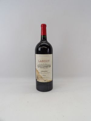 une bouteille de vin posée sur une table