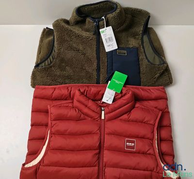 un gros plan sur un gilet rouge et un gilet marron