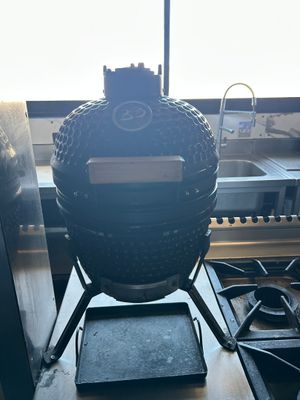 une grande grille posée sur une cuisinière