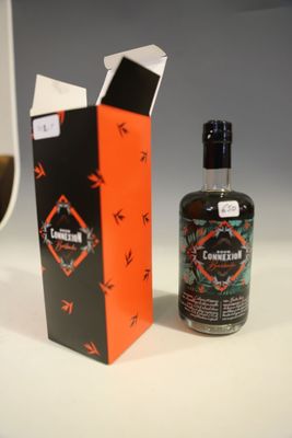 une bouteille d'alcool à côté d'un paquet de cigarettes