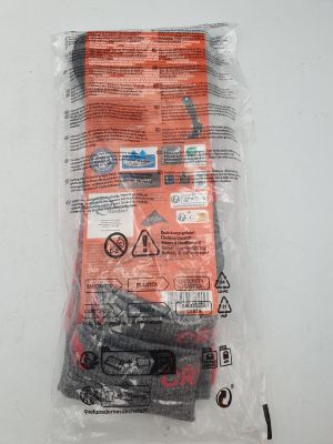 un sac contenant des objets noirs et rouges posés sur une surface blanche