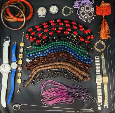 tout un tas de bracelets et de montres de toutes sortes disposés sur une table
