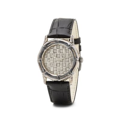une image représentant une montre en noir et blanc dotée d'un cadran tressé
