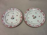 deux assiettes ornées de motifs floraux sont posées sur une table