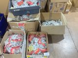 plusieurs boîtes de bonbons assortis posées par terre dans une pièce