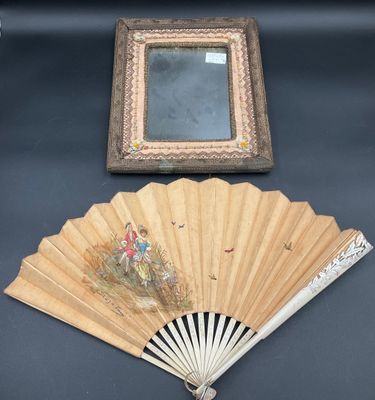 une photo représentant un cadre et un ventilateur posés sur une table