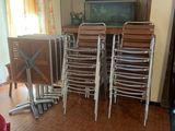 il y a de nombreuses chaises dans la pièce, avec une télévision accrochée au mur