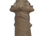 statue d'un homme coiffé d'un chapeau, posée sur un socle