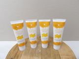 trois tubes de crème pour les mains posés sur une planche en bois