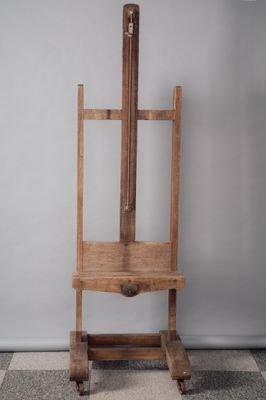 un chevalet en bois muni d'une poignée en bois