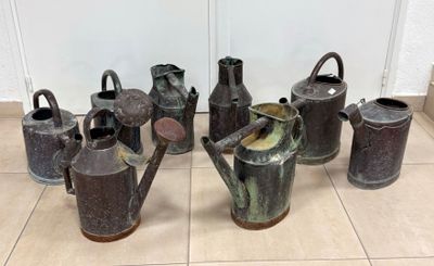 Suite de huit arrosoirs en cuivre.