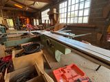 une grande pièce remplie d'outils