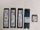 quatre types différents de disques durs posés sur une surface blanche