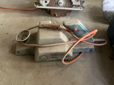 deux fils reliés à un moteur posé au sol