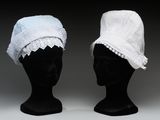 deux chapeaux blancs posés sur la tête d'un mannequin, sur fond gris