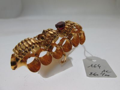 une photo d'un bracelet en or orné d'un grenat