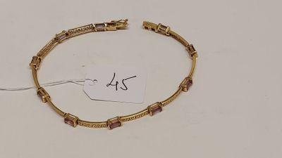 gros plan d'un bracelet sur une surface blanche avec une étiquette de prix