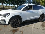 Le SUV blanc est garé sur le bord de la route.