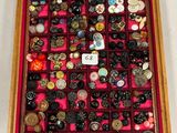 une vitrine contenant de nombreux boutons