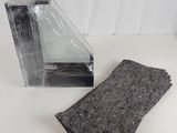 un morceau de feutre à côté d'un morceau de plastique