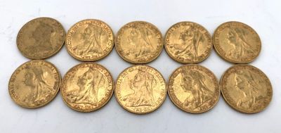 un tas de pièces d'or posé sur une surface blanche