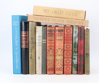 plusieurs livres sont empilés sur une surface blanche