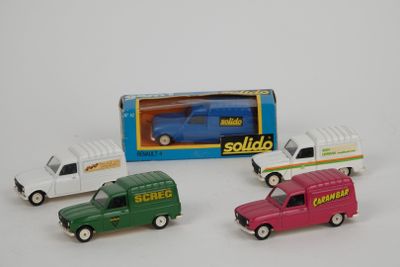 Trois camions miniatures sont posés les uns à côté des autres sur une surface blanche