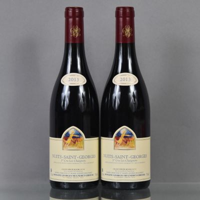 deux bouteilles de vin posées sur une table l'une à côté de l'autre