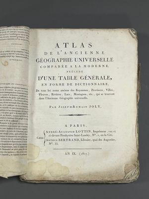 un livre ouvert sur une table, sur fond noir