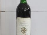 une bouteille de vin posée sur un comptoir
