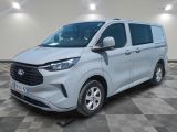 Le nouveau monospace Chevrolet City Express 2020 est garé dans une grande pièce