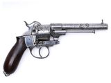 gros plan d'un revolver sur fond blanc