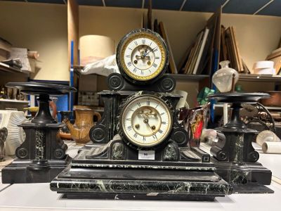 une horloge posée sur une table