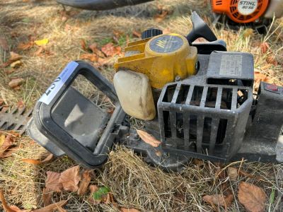 beaucoup d'outils qui traînent par terre