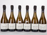 six bouteilles de vin sont alignées sur une surface blanche