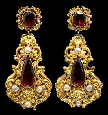 une paire de boucles d'oreilles ornées de grenats et de perles
