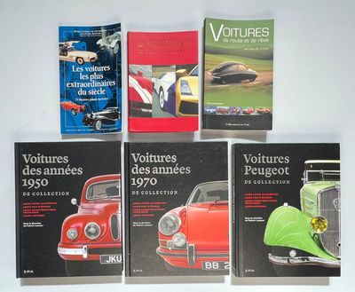 quatre livres posés sur une table blanche, avec une voiture rouge en arrière-plan