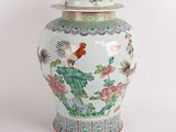 un grand vase avec un couvercle sur fond blanc