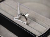 une bague qui se trouve dans une boîte sur une table
