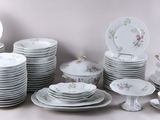 beaucoup d'assiettes, de tasses et de soucoupes sur la table