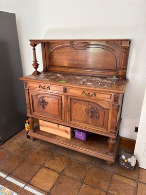 un meuble en bois dans le coin d'une pièce