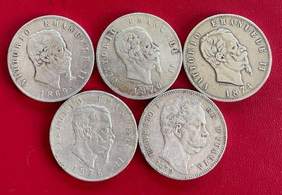 quatre pièces britanniques différentes sur un fond rouge
