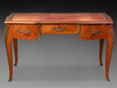 BUREAU plat ouvrant par trois tiroirs en façade. Repose sur … - Photo 1